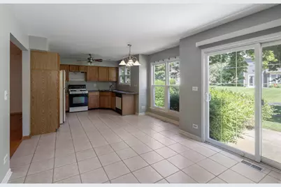 1059 Ridgefield Circle, Carol Stream, IL 60188 - Photo 8