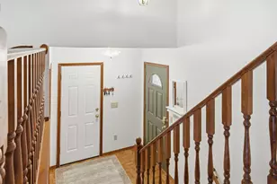 2813 Rocksbury Dr, Bloomington, IL 61705 - Photo 2