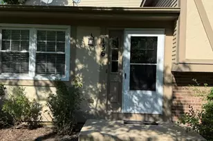 136 Brookwood Ct, Vernon Hills, IL 60061 - Photo 2