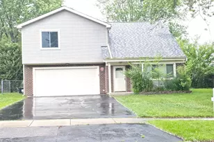 571 White Birch Rd, Lindenhurst, IL 60046 - Photo 1