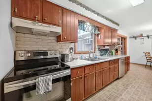 633 Emmert Dr, Sycamore, IL 60178 - Photo 12