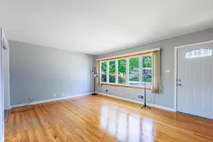 8737 S 51st Ave, Oak Lawn, IL 60453 - Photo 4