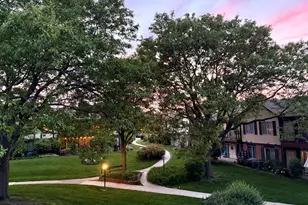 372 Sandhurst Cir, Glen Ellyn, IL 60137 - Photo 24