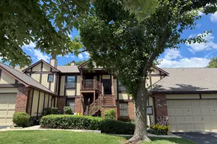 372 Sandhurst Cir, Glen Ellyn, IL 60137 - Photo 1