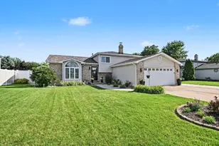 2509 Waterford Dr, Crest Hill, IL 60403 - Photo 2