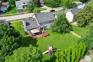 567 Lakeview Dr, Oswego, IL 60543 - Photo 2