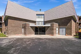 924 S Lake Ct, Westmont, IL 60559 - Photo 2