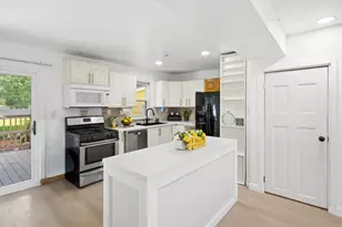 813 W Perry St, Belvidere, IL 61008 - Photo 2