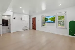 813 W Perry St, Belvidere, IL 61008 - Photo 6