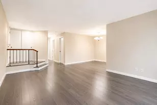 908 Knottingham Dr, Schaumburg, IL 60193 - Photo 2