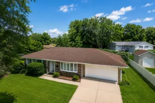 935 S Cedarcrest Dr, Schaumburg, IL 60193 - Photo 2