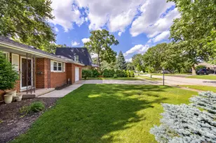 712 Spring St, Roselle, IL 60172 - Photo 2