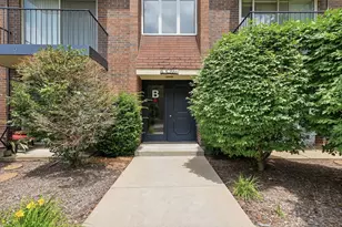 5S066 Pebblewood Ln, Naperville, IL 60563 - Photo 2