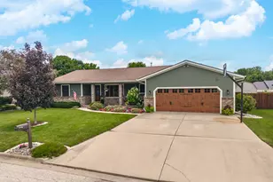 708 N Cherokee Ln, Pontiac, IL 61764 - Photo 1