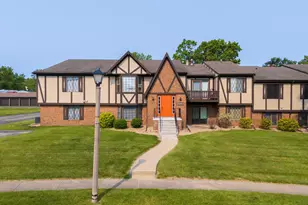 2003 Tracy Dr, Bloomington, IL 61704 - Photo 2