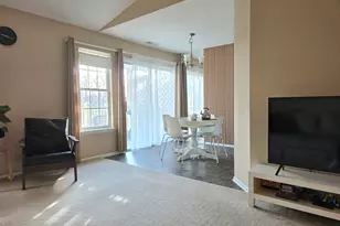 1914 Quaker Hollow Ln, Streamwood, IL 60107 - Photo 4