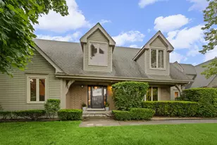 16 Old Barn Rd, Hawthorn Woods, IL 60047 - Photo 2