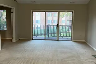 385 Sandhurst Cir, Glen Ellyn, IL 60137 - Photo 4
