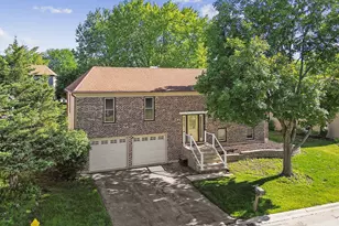 532 Iroquois Trail, Carol Stream, IL 60188 - Photo 2