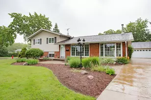 525 Briarcliff Ln, Hoffman Estates, IL 60169 - Photo 2