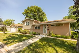 106 W Cedar St, Arlington Heights, IL 60005 - Photo 2
