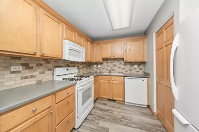 690 Lincoln Station Drive, Oswego, IL 60543 - Photo 4