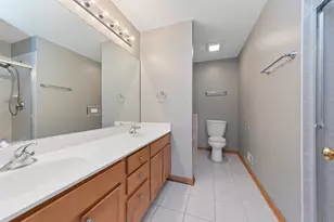 690 Lincoln Station Dr, Oswego, IL 60543 - Photo 14