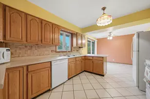 5425 W 83rd Pl, Burbank, IL 60459 - Photo 6
