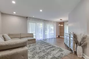 1257 Rosewood Ct, Schaumburg, IL 60193 - Photo 4