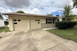 315 Mecherle Dr, Bloomington, IL 61701 - Photo 2