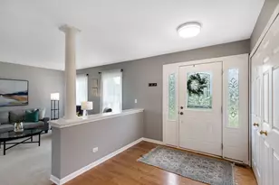610 Fontana Pl, Mundelein, IL 60060 - Photo 2