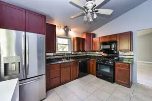 1000 Oakland Ln, Aurora, IL 60504 - Photo 4