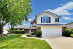 2006 N Elizabeth Dr, Arlington Heights, IL 60004 - Photo 1