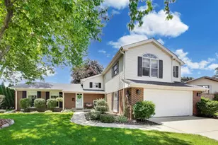 2006 N Elizabeth Dr, Arlington Heights, IL 60004 - Photo 1