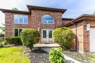 810 Edgemere Rd, Buffalo Grove, IL 60089 - Photo 2
