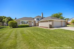 20W481 Cobb Dr, Downers Grove, IL 60516 - Photo 1