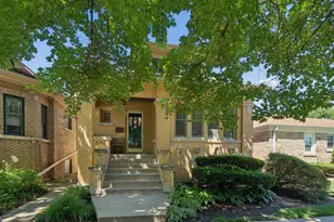 5752 N Sacramento Ave, Chicago, IL 60659 - Photo 1