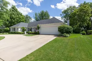1010 Thunderbird Ln, Naperville, IL 60563 - Photo 2