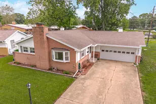 3 Manor Dr, Pontiac, IL 61764 - Photo 6