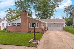 3 Manor Dr, Pontiac, IL 61764 - Photo 4
