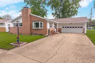 3 Manor Dr, Pontiac, IL 61764 - Photo 2
