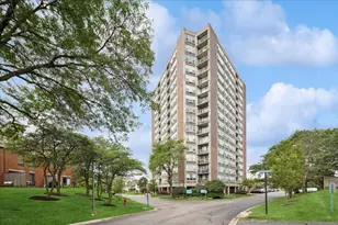 3925 Triumvera Dr, Glenview, IL 60025 - Photo 2
