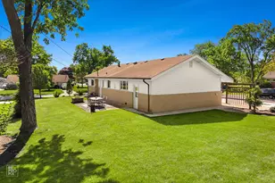 580 Newark Ln, Hoffman Estates, IL 60169 - Photo 4