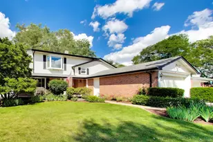 8 Charles Ct, Buffalo Grove, IL 60089 - Photo 2