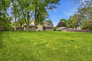 28W118 Hillview Dr, Naperville, IL 60564 - Photo 2