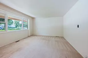 304 Dartmoor Dr, Crystal Lake, IL 60014 - Photo 4