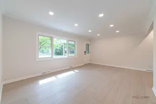 200 S Beck Rd, Lindenhurst, IL 60046 - Photo 10