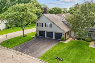 902 Oak Valley Dr, Cary, IL 60013 - Photo 1
