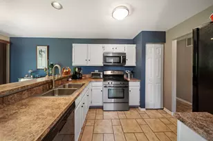 620 Chelsea Ct, Elgin, IL 60123 - Photo 6