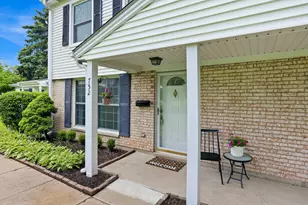 752 Gloucester Dr, Elk Grove Village, IL 60007 - Photo 2